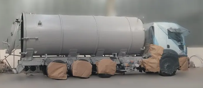 Boyama öncesi maskelenmiş ağır vasıta tanker